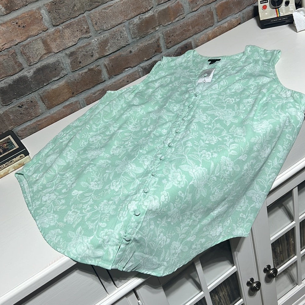 NEW - TORRID great and white floral sleeveless blouse